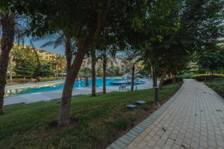 Modern 2BR Apartment with Private Garden Patio, Stone Residence New Cairo - 4