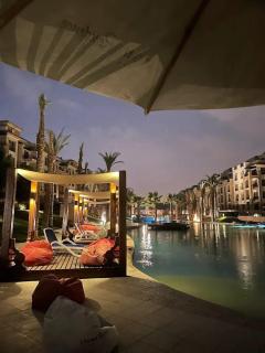 Modern 2BR Apartment with Private Garden Patio, Stone Residence New Cairo - 6