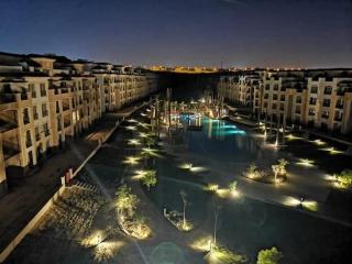 Modern 2BR Apartment with Private Garden Patio, Stone Residence New Cairo - 8