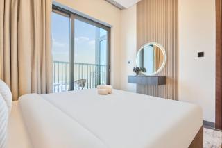 STAY BY LATINEM Luxury 1BR Holiday Home CB 2601 Near Burj Khalifa - 1