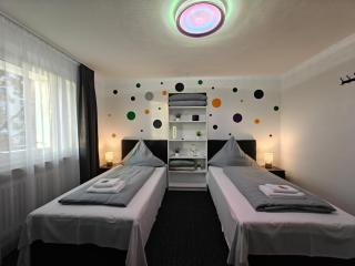 Modern Apartments Neuburg 29 - NEU - 2 Zimmer - 4 Separate Betten, Komfort, Top Ausgestattet, Smart TV, Wi-Fi - 2