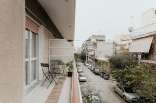 Cozy Apartment in Athens with Balcony, 5 min to Metro - 2