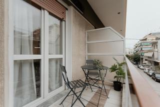 Cozy Apartment in Athens with Balcony, 5 min to Metro - 1