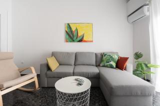 Cozy Apartment in Athens with Balcony, 5 min to Metro - 0