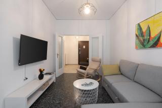 Cozy Apartment in Athens with Balcony, 5 min to Metro - 3