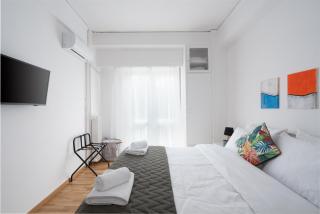 Cozy Apartment in Athens with Balcony, 5 min to Metro - 1