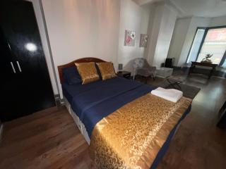 Luxury 5-Bedroom Home Opposite Arsenal Stadium - 1