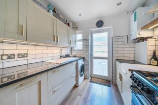 Entire Modern Apartment with Garden Near Underground Station - 8