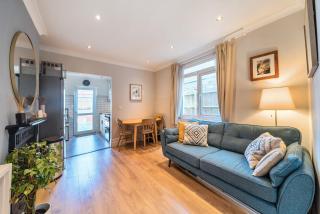 Entire Modern Apartment with Garden Near Underground Station - 0