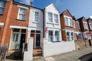 Entire Modern Apartment with Garden Near Underground Station - 2