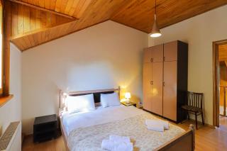 Central 4BR Apt for Groups & Families - By Wehost - 8