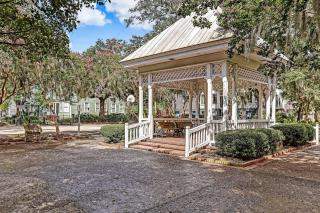 Houston Street Retreat - 8