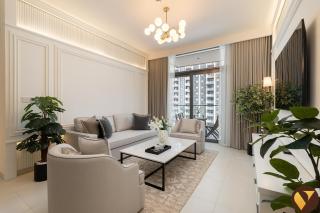 Vogue Vacation Homes, Downtown Burj Crown near Burj Khalifa and Dubai Mall, Three Bedroom plus Kids Room Apartment with Large Balcony and Skyline view, Access to all Amenities - 1