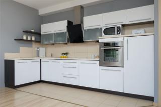 Grey Apartment in Warsaw with City View and Balcony by Noclegi Renters - 8