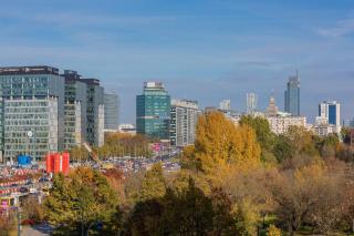 Grey Apartment in Warsaw with City View and Balcony by Noclegi Renters - 7