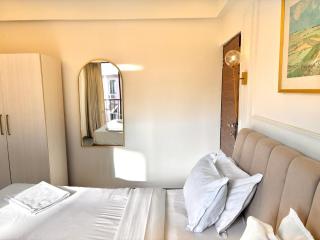 Beige 1BHK Family Retreat - Gym, Pool Access - Near Candolim Beach - 2