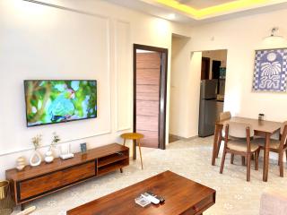 Beige 1BHK Family Retreat - Gym, Pool Access - Near Candolim Beach - 1