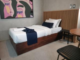 Townhouse Oak Grey Hotel Near Clark International Airport - 6