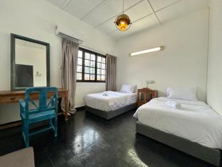 Cozy Twin Bedroom Homestay in Shared Bungalow SS2 PJ - 9