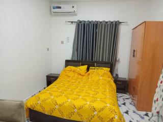 Metropolitan Manor Apartments - 1