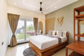 The Garden Retreat by StayJadePool2BHKLawn - 8