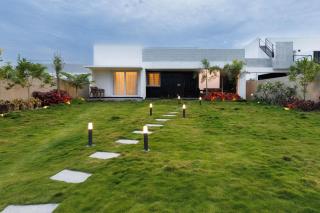 The Garden Retreat by StayJadePool2BHKLawn - 4