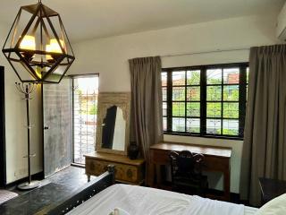 Cozy Homestay King Bed withBalcony in Shared Bungalow SS2 PJ - 4