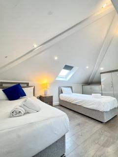 Hatton apartments HEATHROW AIRPORT- FREE parking-Free underground to and from Heathrow Airport Hatton Cross SEE picture-SEE LONDON fast Hatton cross to central London 30min - 7