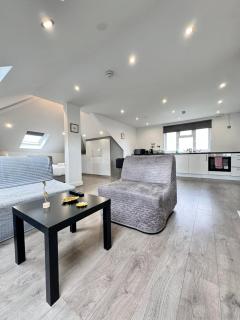 Hatton apartments HEATHROW AIRPORT- FREE parking-Free underground to and from Heathrow Airport Hatton Cross SEE picture-SEE LONDON fast Hatton cross to central London 30min - 2