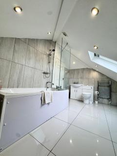 Hatton apartments HEATHROW AIRPORT- FREE parking-Free underground to and from Heathrow Airport Hatton Cross SEE picture-SEE LONDON fast Hatton cross to central London 30min - 1