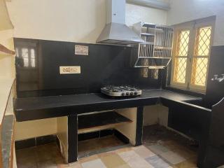 Spacious 3BR Home, Parking, Near Outlets & Shops - 1