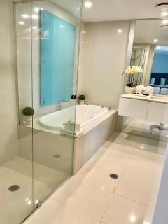 Luxury High Floor Apartment with Breathtaking Views - 3