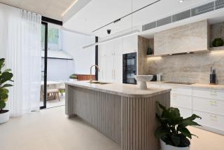 City-View Retreat with Tranquil Rooftop Spa - Sydney - 7