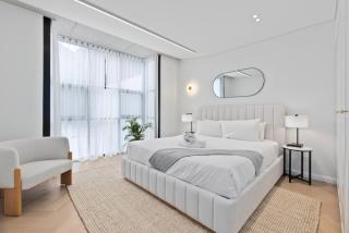 City-View Retreat with Tranquil Rooftop Spa - Sydney - 2