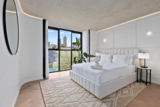 City-View Retreat with Tranquil Rooftop Spa - Sydney - 9