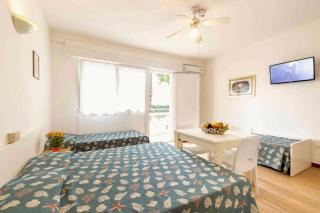 Coastal studio with stunning sea views - 2