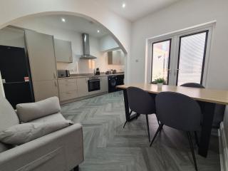 Pearce House-Brand New 3 bed-Sleeps 6-Garden - 2