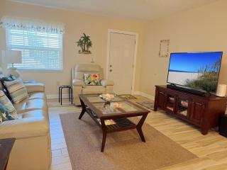 Poolside 2BR – Boca to Manasota in Minutes - 9