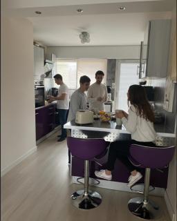 Bel appartement lumineux de 100m2 6 places 3 chambres au 3e étage avec ascenseur -A 5mn à pied du parc des expositions congrès de Dijon et ENG et 10mn du centre ville place Parking devant l'immeuble - 5