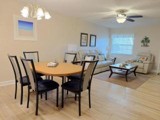 Poolside 2BR – Boca to Manasota in Minutes - 4