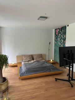Separate Area mit Schlafzimmer und Badezimmer - 0