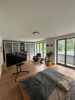 Separate Area mit Schlafzimmer und Badezimmer - 2