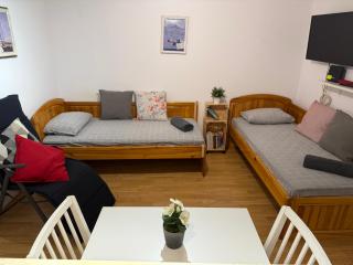 Peaceful Riverside Studio with private Garden Center Parking - 9