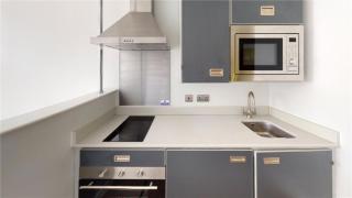 Studio Flat in Queens Road - 2