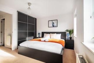 Spacious 5 Bed, Sleeps 10 with Parking, Contractors & Family Haven - 1