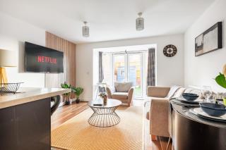 Spacious 5 Bed, Sleeps 10 with Parking, Contractors & Family Haven - 0