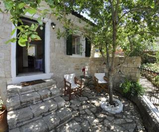 Adamantia 17th Century Room D1 - 4