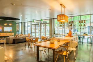 Alluring 2BD - DT - Gym, Pool, Parking - Sleeps 8 - Phoenix - 1