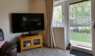 Bright, Stylish 1-Bed Bungalow with Private Garden - 4