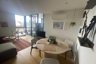 Stylish Inner City Apartment - 6